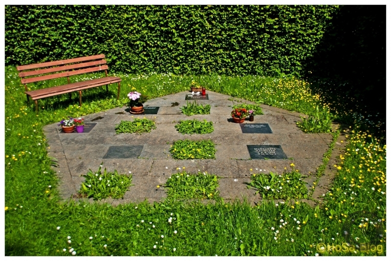 Urnenfeld mit 15 Liegesteinen auf dem Friedhof der Uni Hohenheim