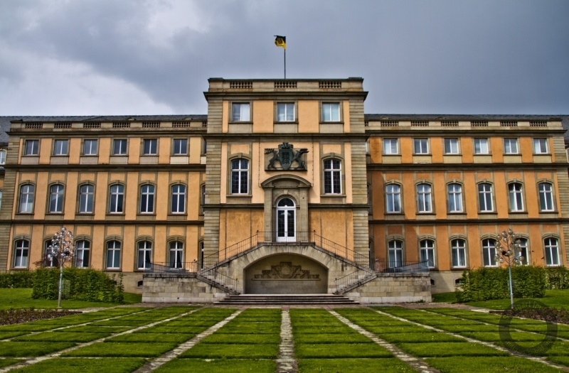 Giebelrelief der Hohen Carlsschule in Stuttgart