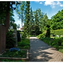 Weg auf dem Friedhof der Uni Hohenheim