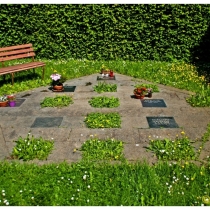 Urnenfeld mit 15 Liegesteinen auf dem Friedhof der Uni Hohenheim