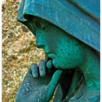 Gesicht einer Grabfigur auf dem Friedhof Hohenheim