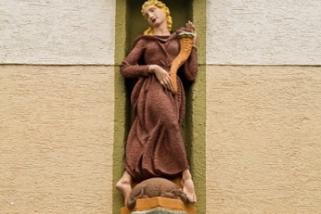 Fassadenfiguren an den Häusern der Abelsbergstraße in Stuttgart